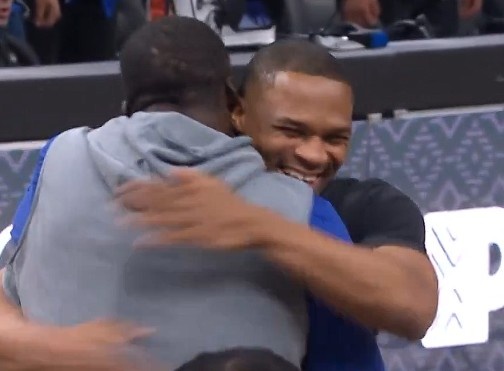 bob半岛体育官方网站-场下都是哥们儿！威少与德罗赞“围殴”追梦 随后三人大笑拥抱